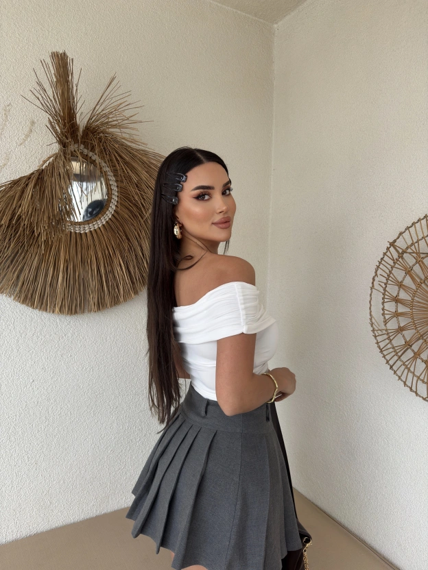 Beyaz Drapeli Madonna Yaka Crop