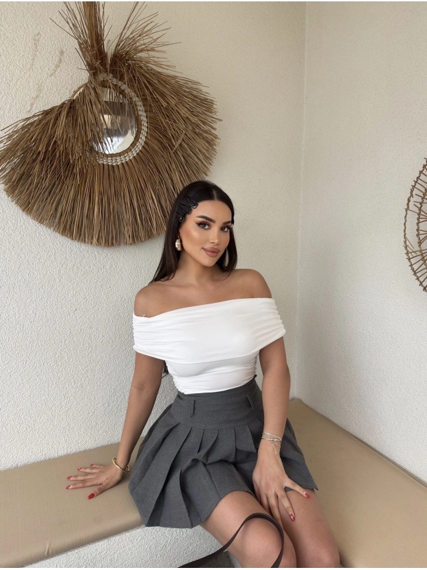 Beyaz Drapeli Madonna Yaka Crop