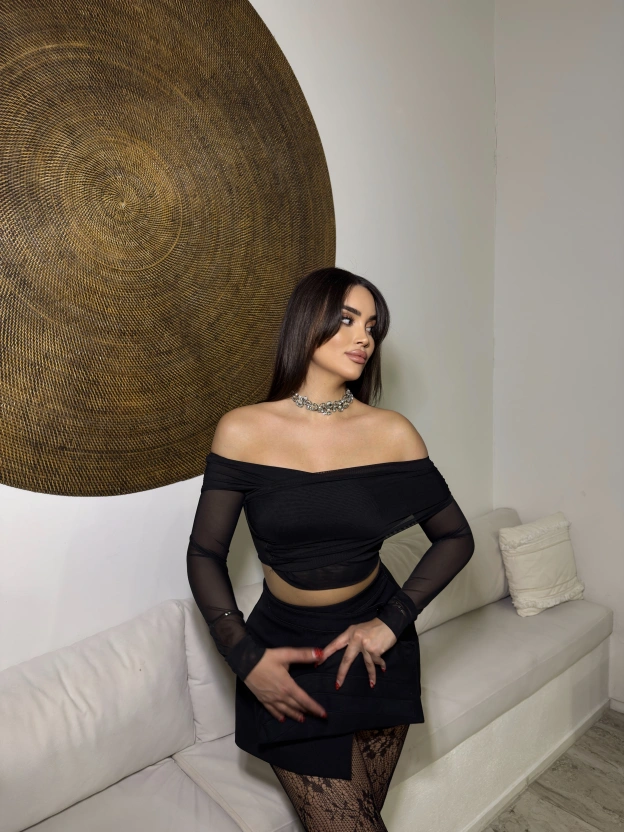 Siyah Tül Detay Madonna Crop