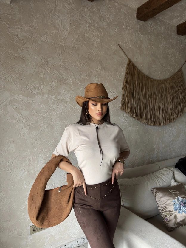 Bej Pileli Arka Yırtmaç Crop Tshırt