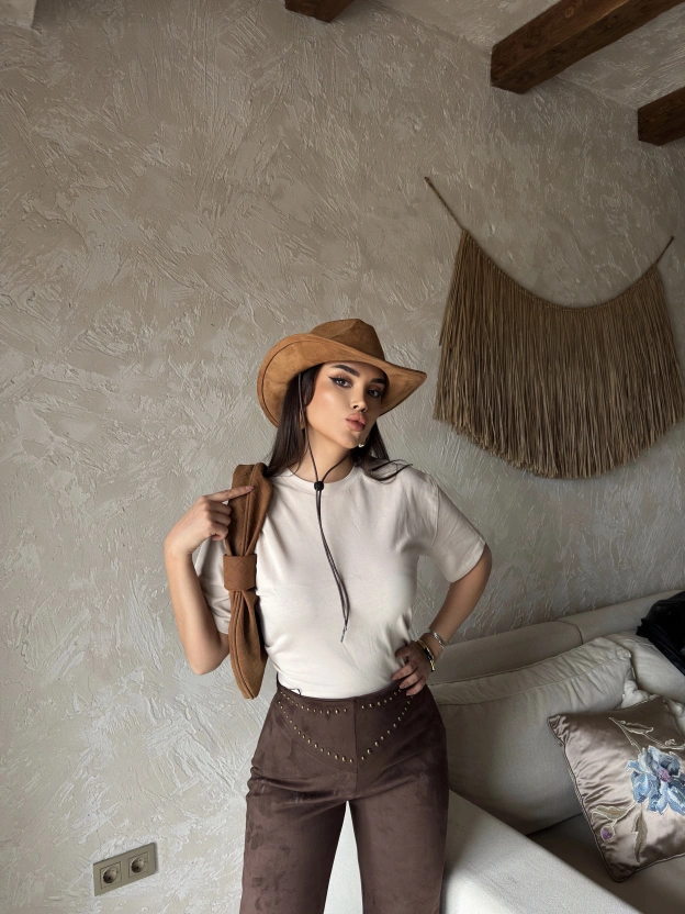 Bej Pileli Arka Yırtmaç Crop Tshırt