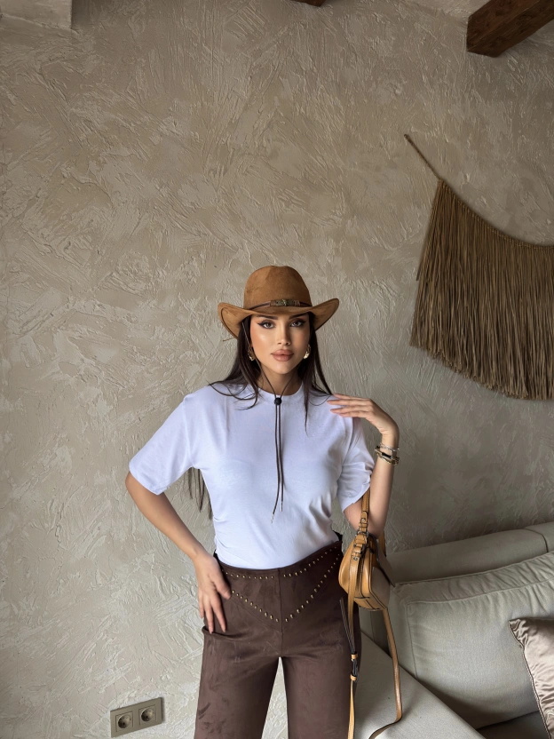 Beyaz Pileli Arka Yırtmaç Crop Tshırt