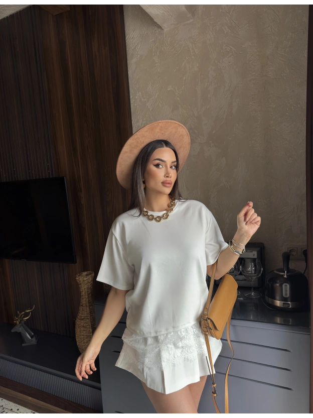 Beyaz Eteği Dantelli Basic Tshırt
