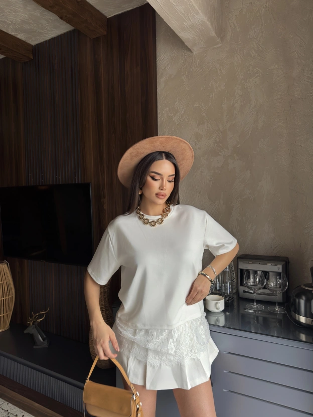 Beyaz Eteği Dantelli Basic Tshırt