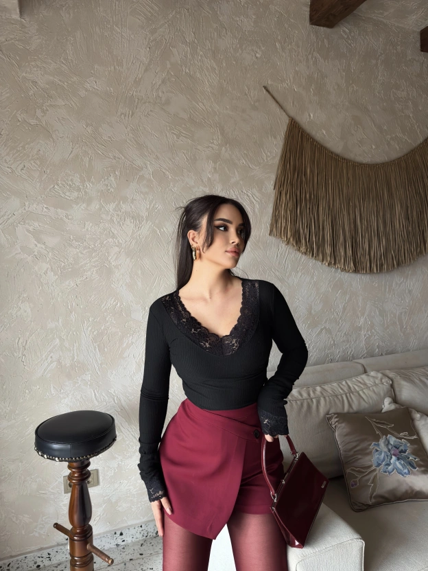 Siyah V Yaka Dantel Detay Bluz