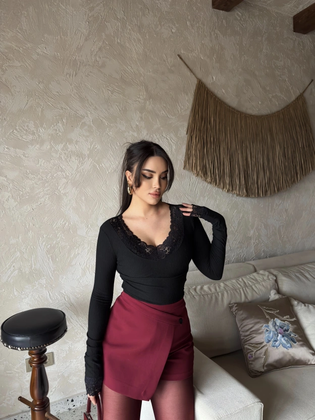 Siyah V Yaka Dantel Detay Bluz