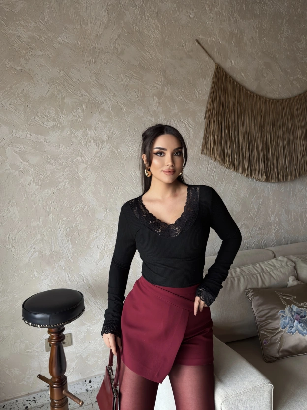 Siyah V Yaka Dantel Detay Bluz