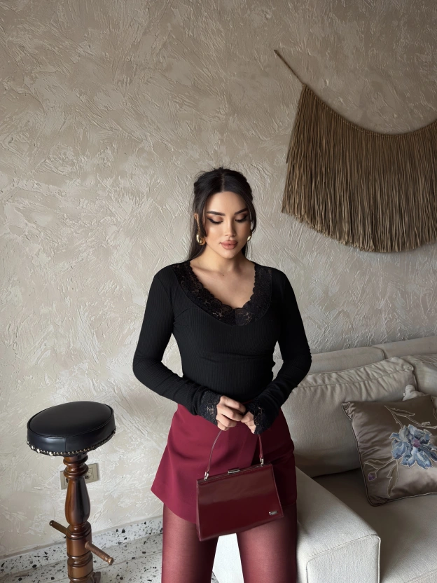 Siyah V Yaka Dantel Detay Bluz