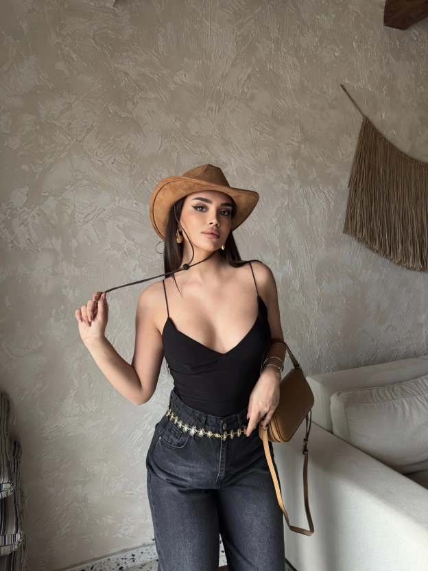 Siyah İp Askılı Bodysuit