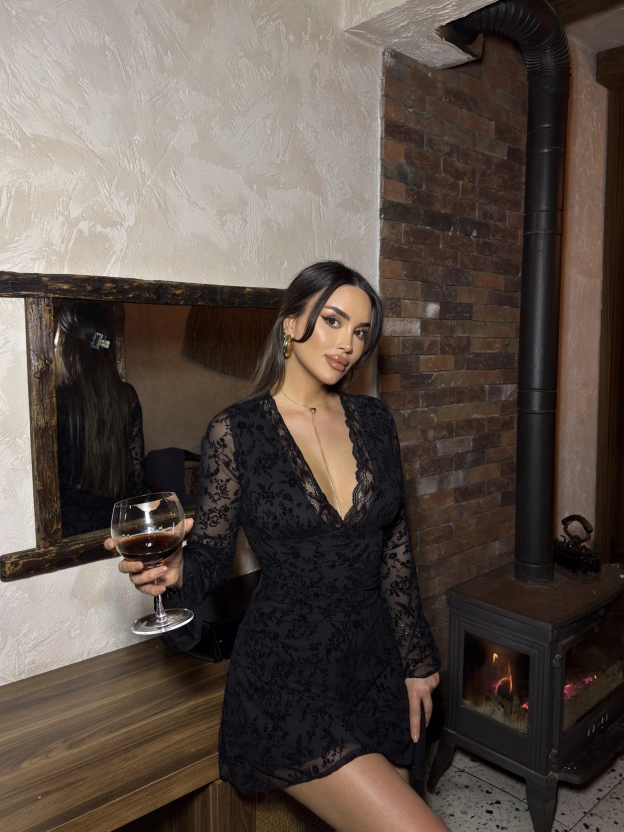 Siyah V Yaka Güpürlü Mini Elbise