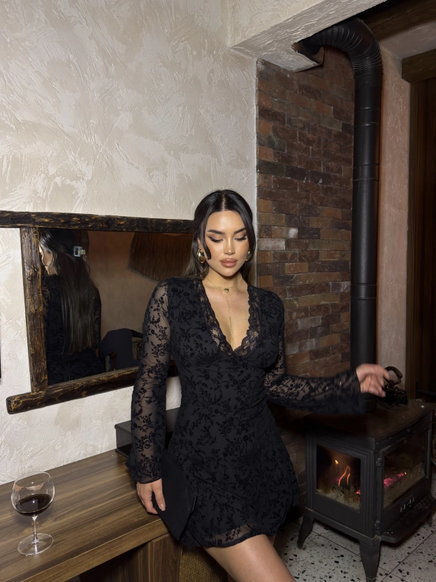 Siyah V Yaka Güpürlü Mini Elbise