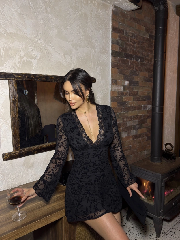 Siyah V Yaka Güpürlü Mini Elbise