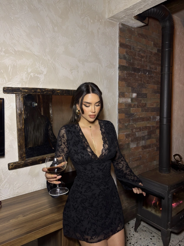 Siyah V Yaka Güpürlü Mini Elbise