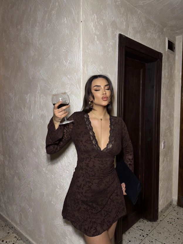 Kahverengi V Yaka Güpürlü Mini Elbise