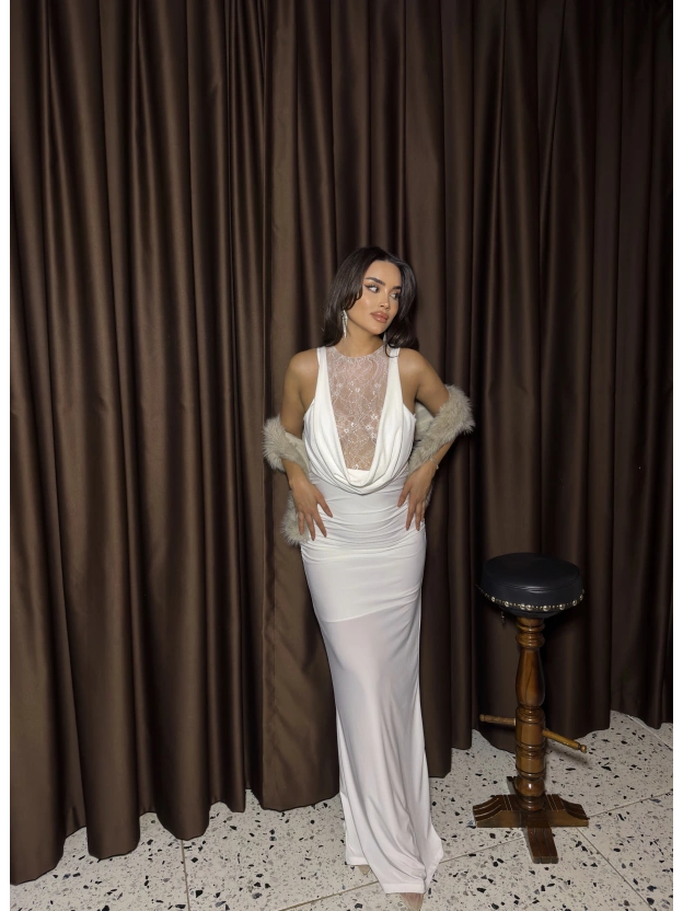 Beyaz Dantel Detay Derin Degaje Yaka Elbise