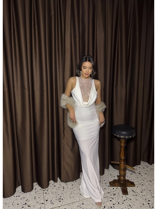 Beyaz Dantel Detay Derin Degaje Yaka Elbise