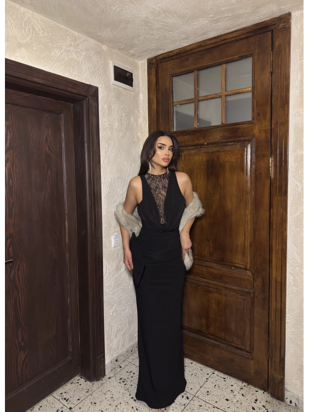 Siyah Dantel Detay Derin Degaje Yaka Elbise