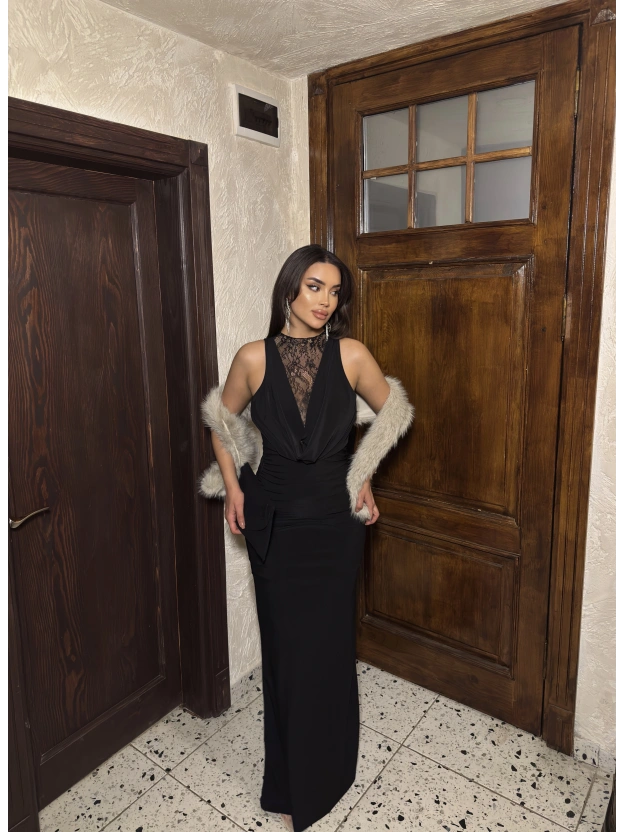 Siyah Dantel Detay Derin Degaje Yaka Elbise