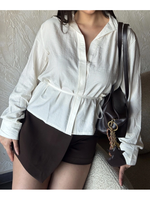 Beyaz Gizli Düğme Bağlamalı Gömlek