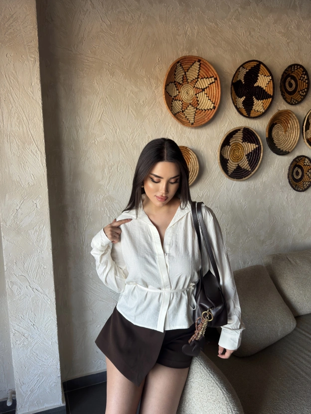 Beyaz Gizli Düğme Bağlamalı Gömlek