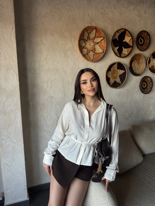 Beyaz Gizli Düğme Bağlamalı Gömlek