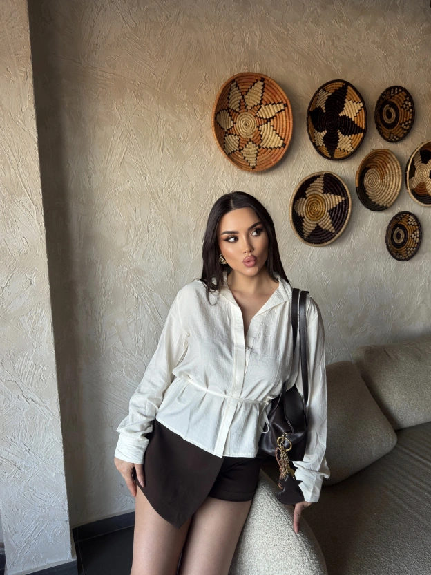 Beyaz Gizli Düğme Bağlamalı Gömlek