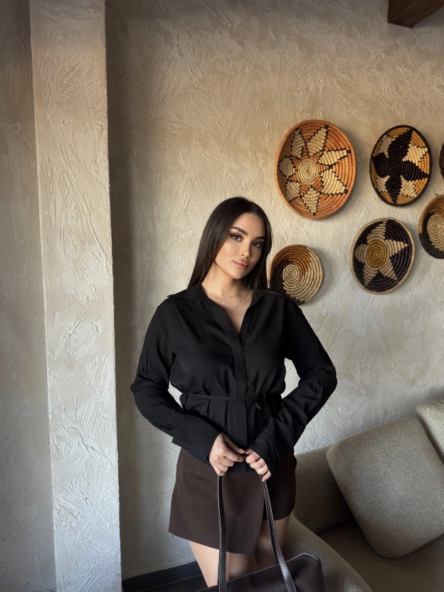 Siyah Gizli Düğme Bağlamalı Gömlek