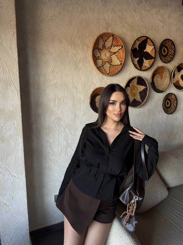 Siyah Gizli Düğme Bağlamalı Gömlek