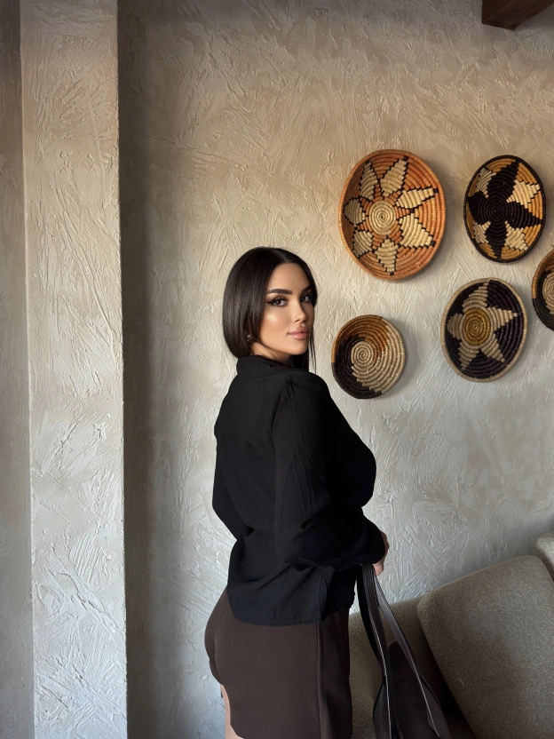 Siyah Gizli Düğme Bağlamalı Gömlek