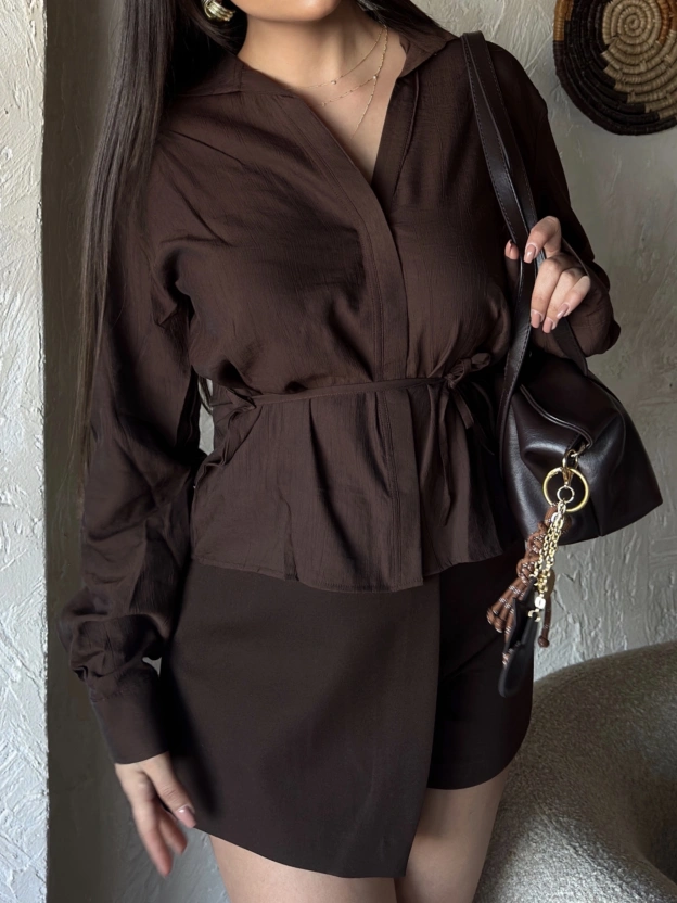 Kahverengi Gizli Düğme Bağlamalı Gömlek