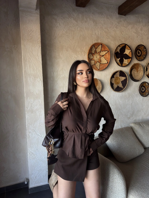 Kahverengi Gizli Düğme Bağlamalı Gömlek