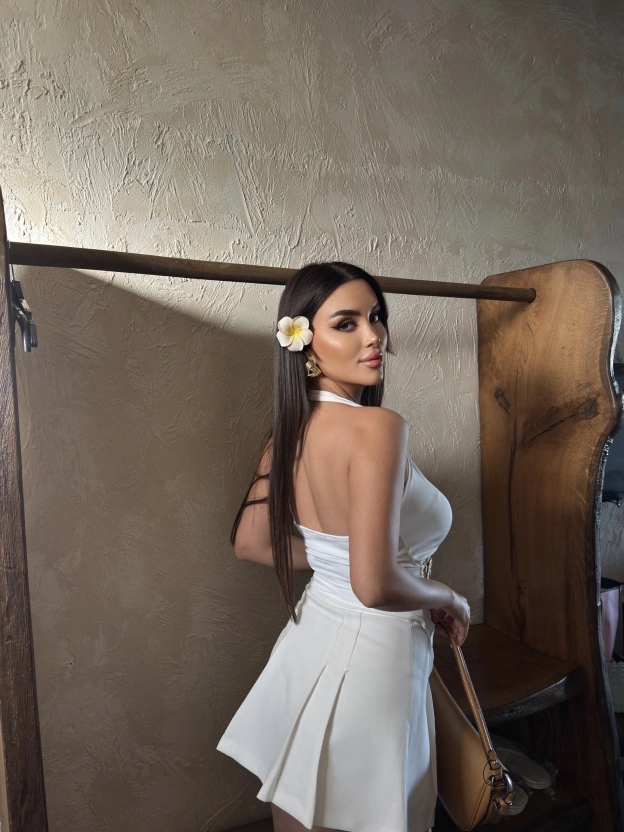 Beyaz Tokalı Boyundan Geçirmeli Crop