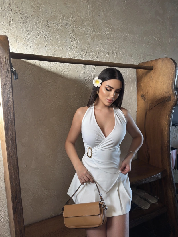 Beyaz Tokalı Boyundan Geçirmeli Crop