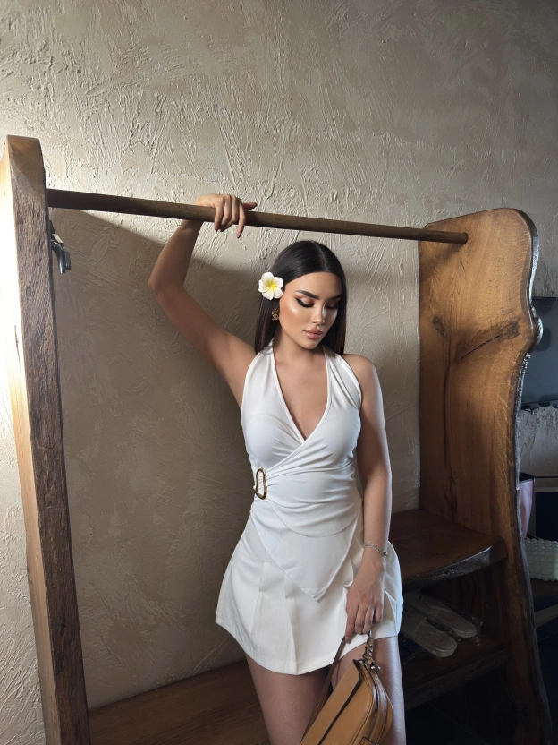 Beyaz Tokalı Boyundan Geçirmeli Crop