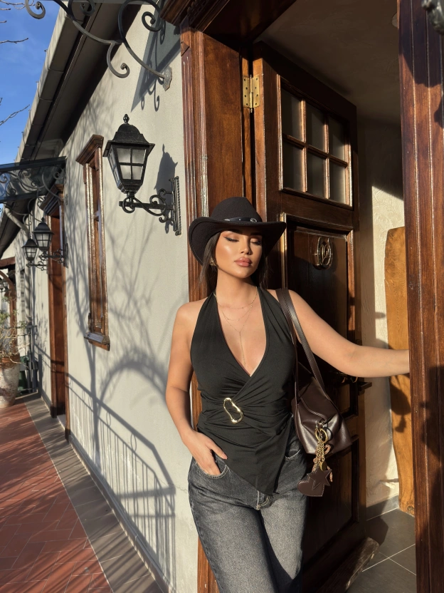 Siyah Tokalı Boyundan Geçirmeli Bluz