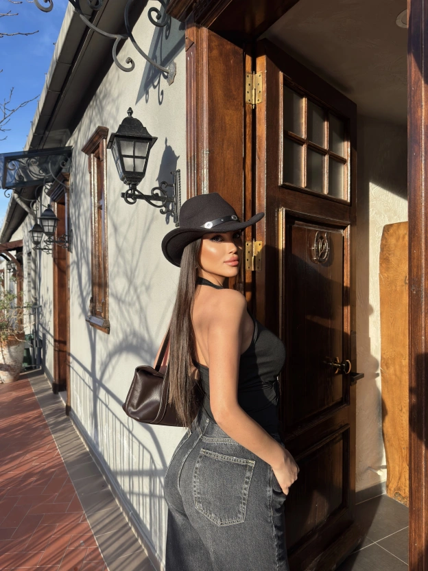 Siyah Tokalı Boyundan Geçirmeli Bluz