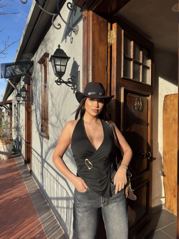 Siyah Tokalı Boyundan Geçirmeli Bluz