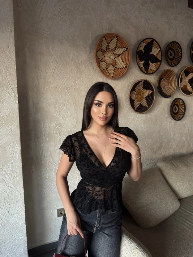 Siyah Kruvaze Yaka Güpürlü Bluz