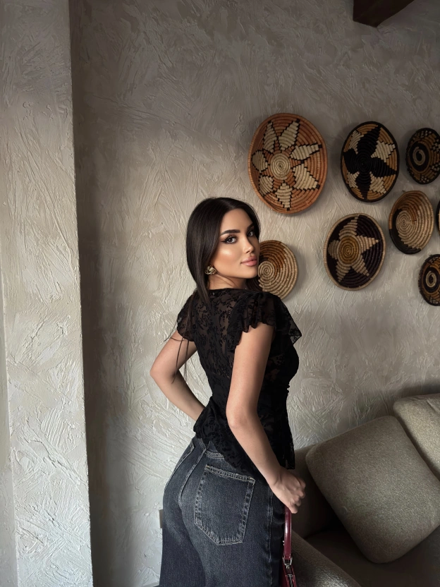 Siyah Kruvaze Yaka Güpürlü Bluz