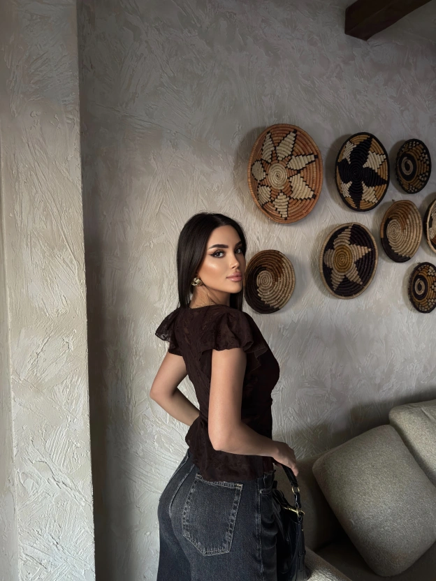 Kahverengi Kruvaze Yaka Güpürlü Bluz