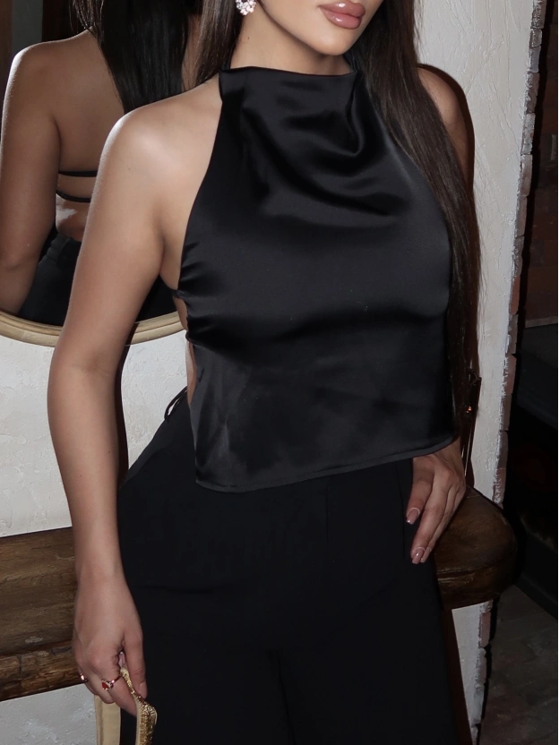 Siyah Saten Sırt Dekolteli Crop