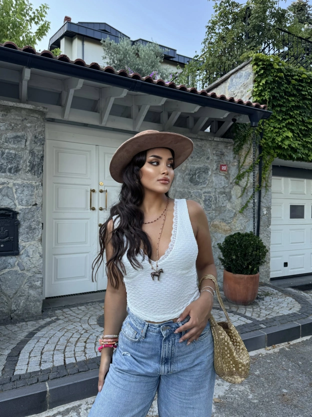 Beyaz V Yaka Dantel Detay Büstiyer