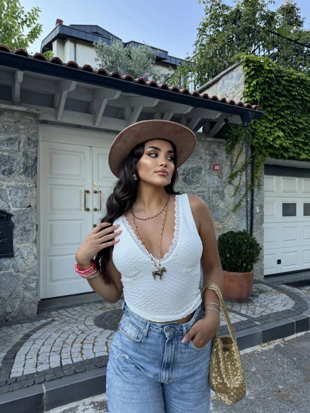 Beyaz V Yaka Dantel Detay Büstiyer