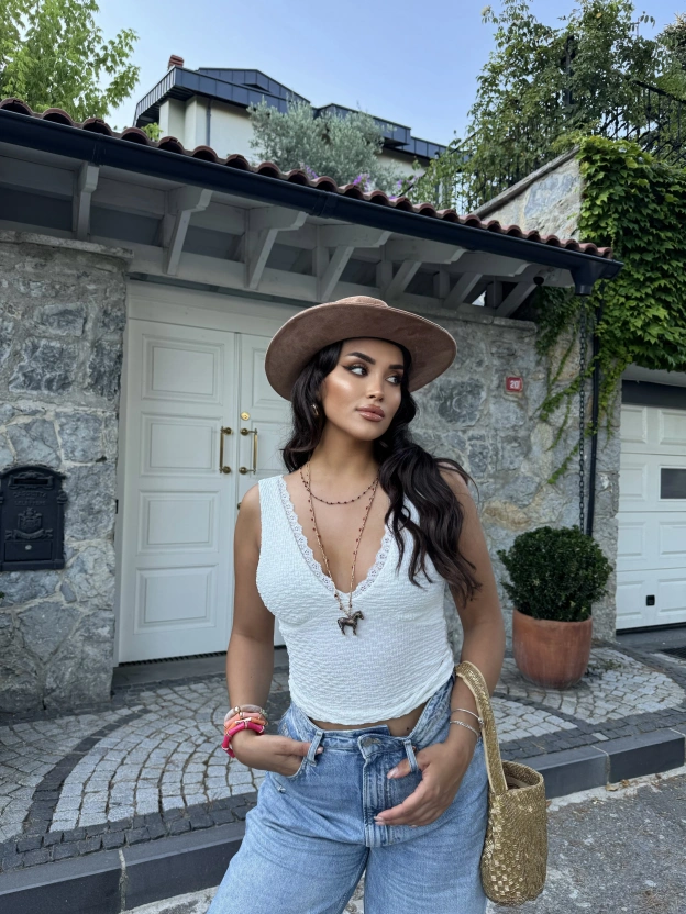 Beyaz V Yaka Dantel Detay Büstiyer