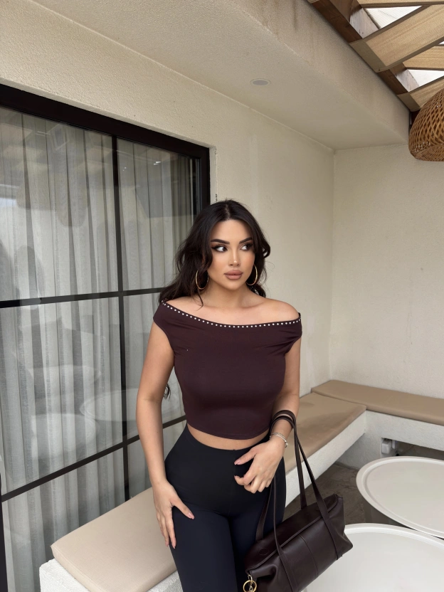 Kahverengi Zımbalı Madonna Yaka Bluz