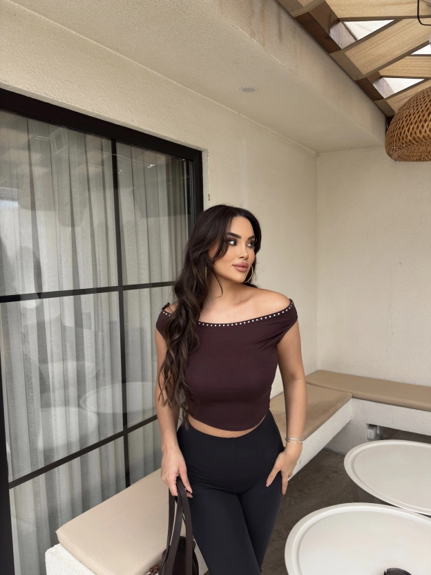 Kahverengi Zımbalı Madonna Yaka Bluz