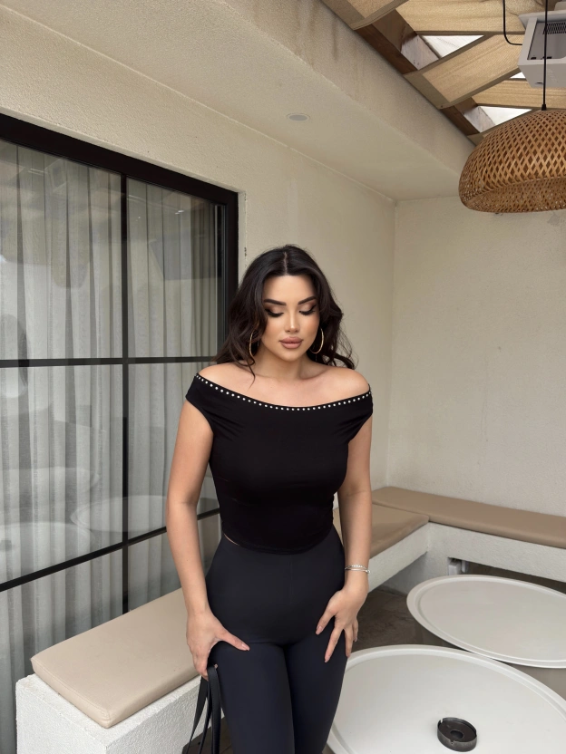 Siyah Zımbalı Madonna Yaka Bluz