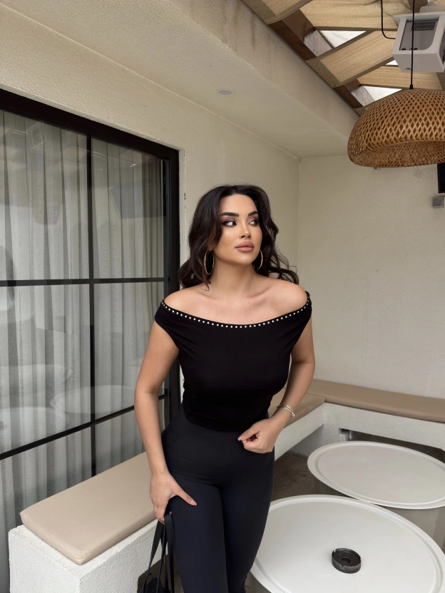 Siyah Zımbalı Madonna Yaka Bluz