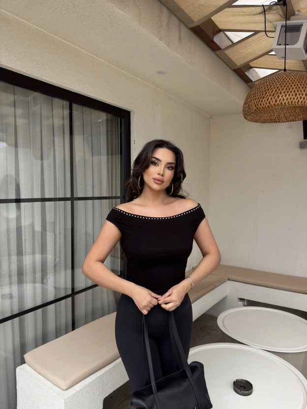 Siyah Zımbalı Madonna Yaka Bluz