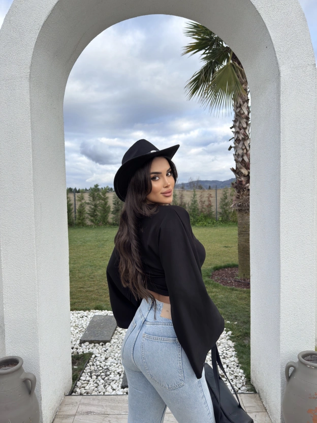 Siyah Bisiklet Yaka İspanyol Kol Crop Tshırt